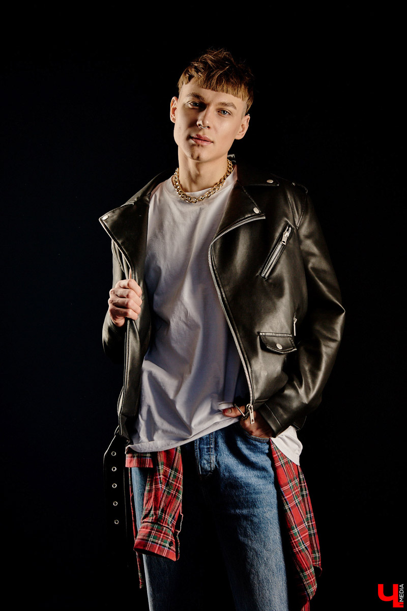 Изучаем смелые решения и современную классику, характерную для луков хэйр-стилиста Максима Моисеева: маникюр, оверсайз, дорогие кроссовки и другие детали гардероба.