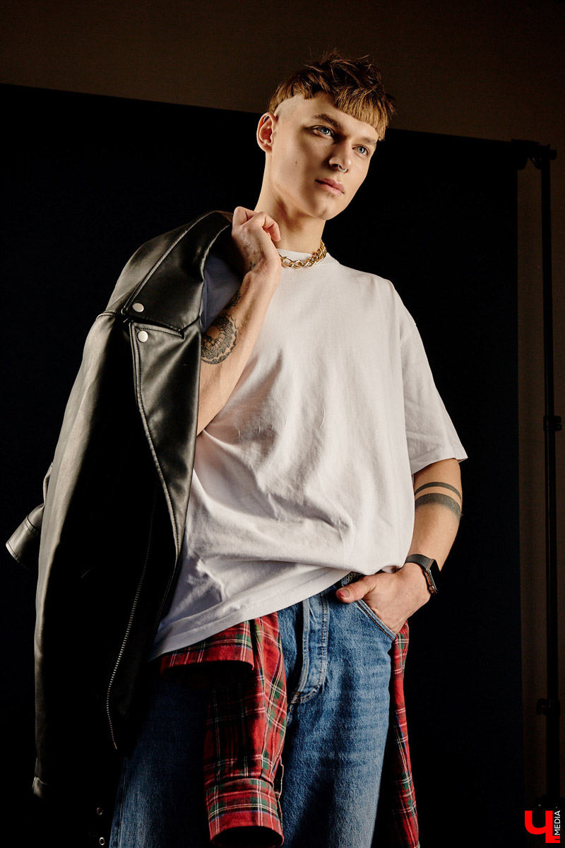 Изучаем смелые решения и современную классику, характерную для луков хэйр-стилиста Максима Моисеева: маникюр, оверсайз, дорогие кроссовки и другие детали гардероба.