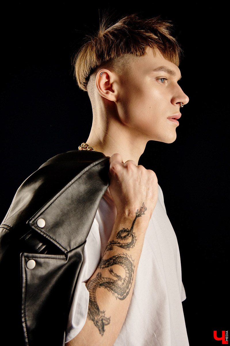 Изучаем смелые решения и современную классику, характерную для луков хэйр-стилиста Максима Моисеева: маникюр, оверсайз, дорогие кроссовки и другие детали гардероба.