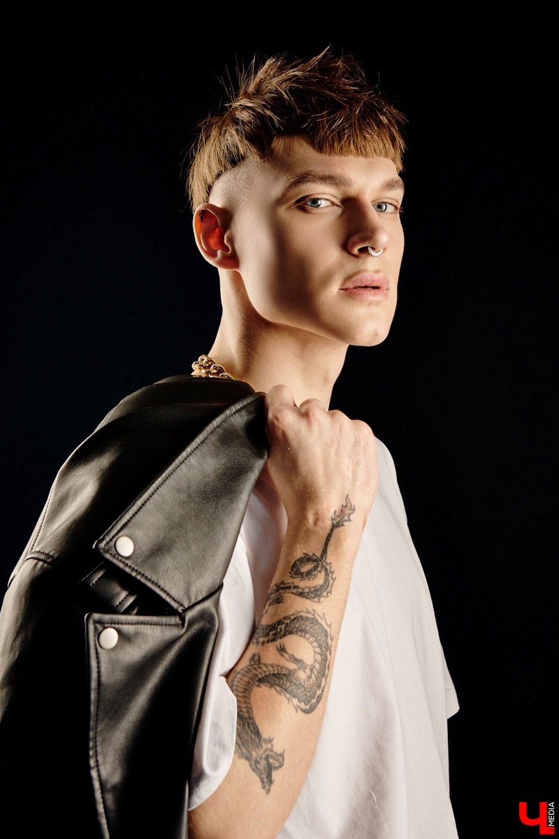 Изучаем смелые решения и современную классику, характерную для луков хэйр-стилиста Максима Моисеева: маникюр, оверсайз, дорогие кроссовки и другие детали гардероба.