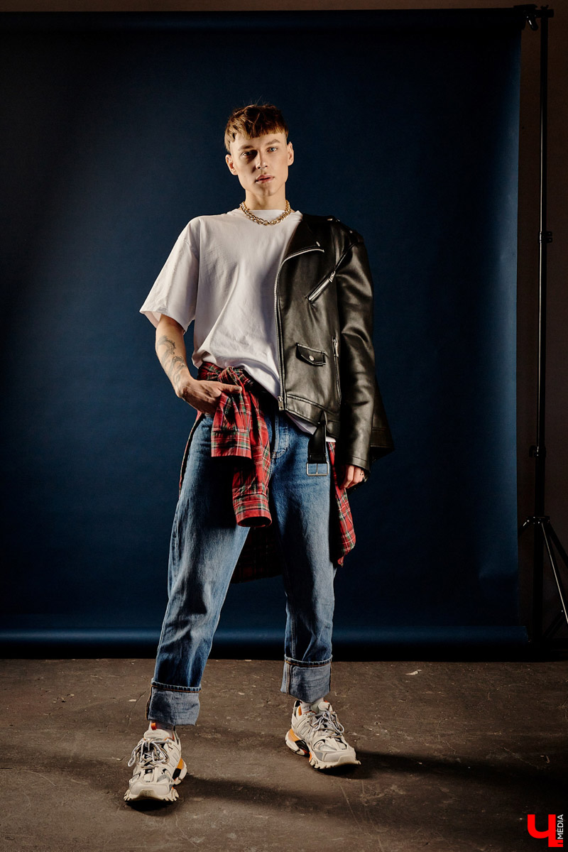 Изучаем смелые решения и современную классику, характерную для луков хэйр-стилиста Максима Моисеева: маникюр, оверсайз, дорогие кроссовки и другие детали гардероба.