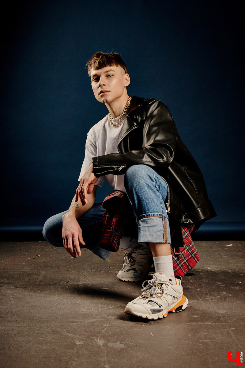 Изучаем смелые решения и современную классику, характерную для луков хэйр-стилиста Максима Моисеева: маникюр, оверсайз, дорогие кроссовки и другие детали гардероба.