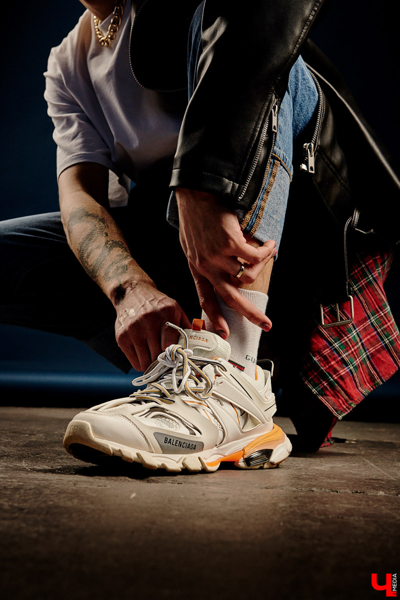 Изучаем смелые решения и современную классику, характерную для луков хэйр-стилиста Максима Моисеева: маникюр, оверсайз, дорогие кроссовки и другие детали гардероба.