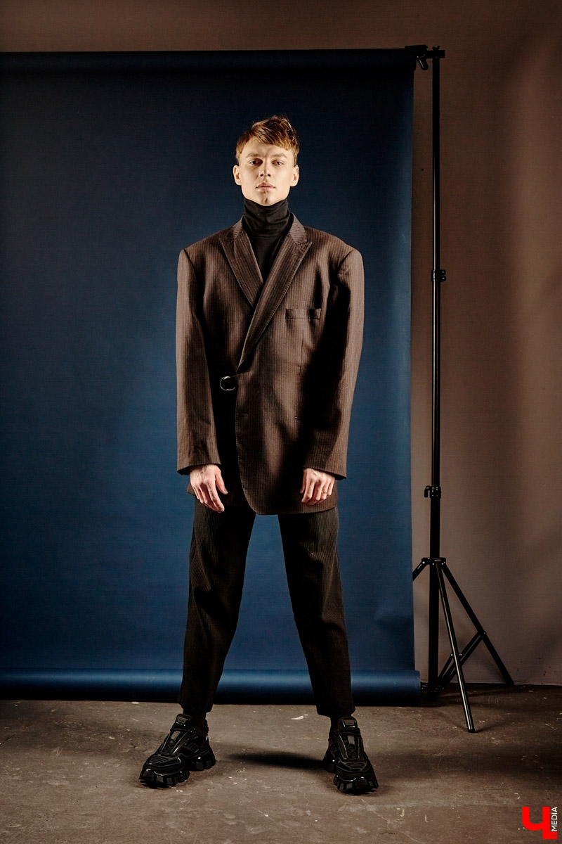 Изучаем смелые решения и современную классику, характерную для луков хэйр-стилиста Максима Моисеева: маникюр, оверсайз, дорогие кроссовки и другие детали гардероба.