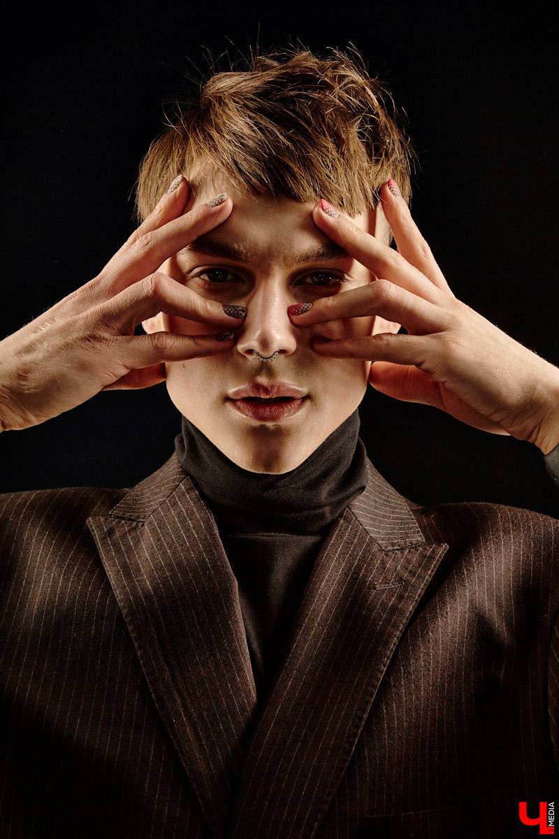 Изучаем смелые решения и современную классику, характерную для луков хэйр-стилиста Максима Моисеева: маникюр, оверсайз, дорогие кроссовки и другие детали гардероба.