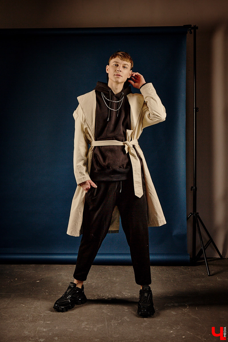 Изучаем смелые решения и современную классику, характерную для луков хэйр-стилиста Максима Моисеева: маникюр, оверсайз, дорогие кроссовки и другие детали гардероба.