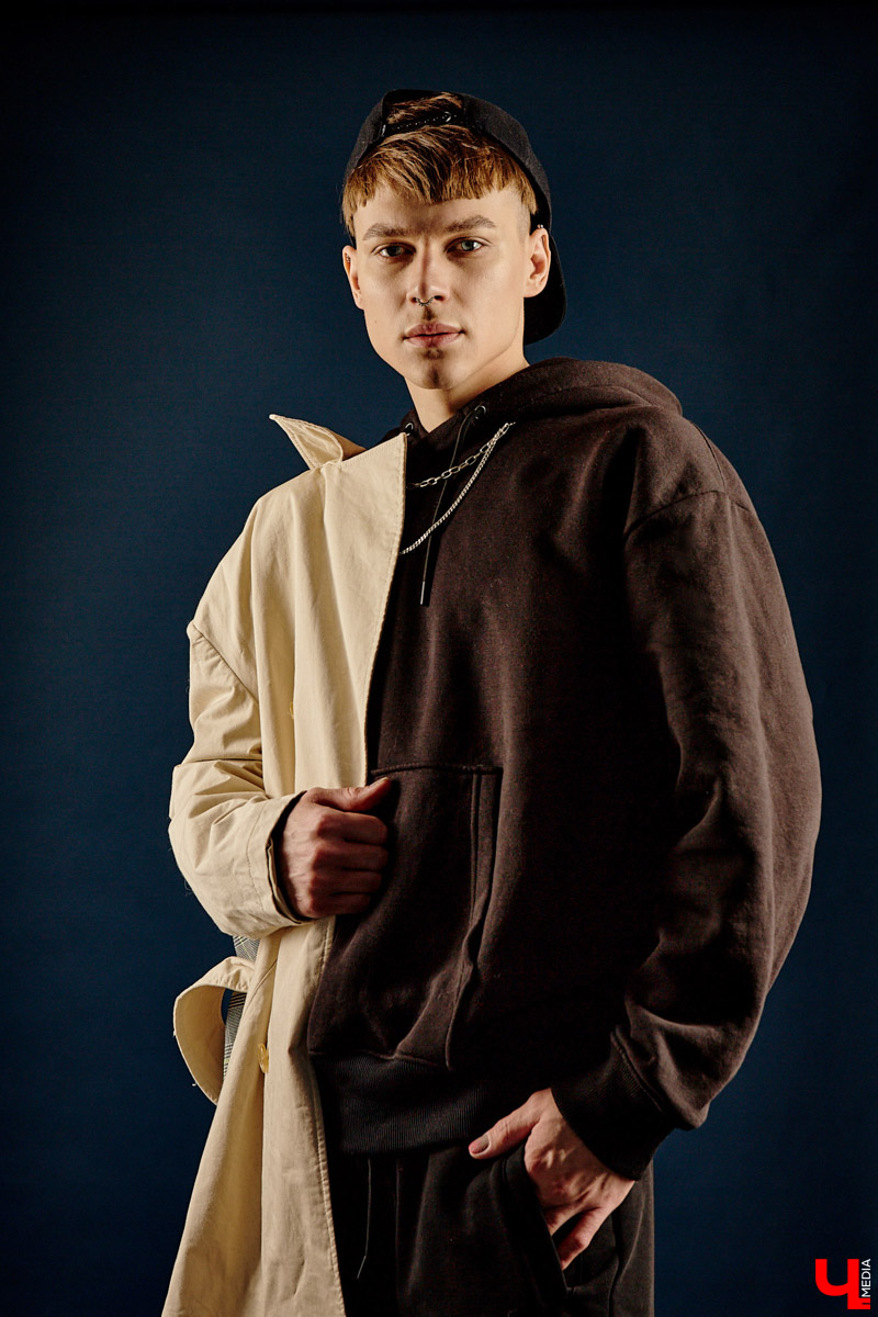 Изучаем смелые решения и современную классику, характерную для луков хэйр-стилиста Максима Моисеева: маникюр, оверсайз, дорогие кроссовки и другие детали гардероба.