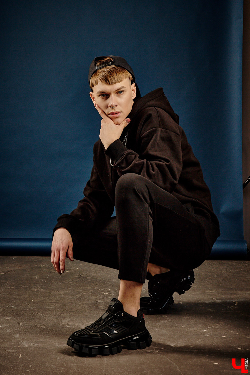 Изучаем смелые решения и современную классику, характерную для луков хэйр-стилиста Максима Моисеева: маникюр, оверсайз, дорогие кроссовки и другие детали гардероба.