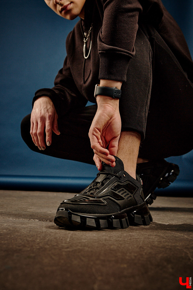 Изучаем смелые решения и современную классику, характерную для луков хэйр-стилиста Максима Моисеева: маникюр, оверсайз, дорогие кроссовки и другие детали гардероба.