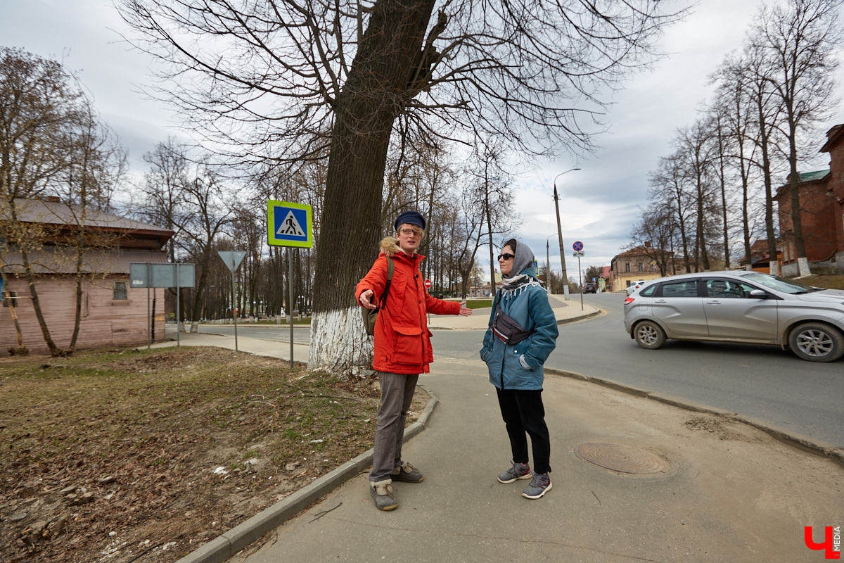 Вместе с экскурсоводом Владимиром Новиковым прошлись по нынешним улицам Дзержинского и Федосеева: нашли дом Лебедева-Полянского, определили самое старое дореволюционное здание и поискали привидений конспиративной квартиры на некогда Большой и Малой Мещанской.