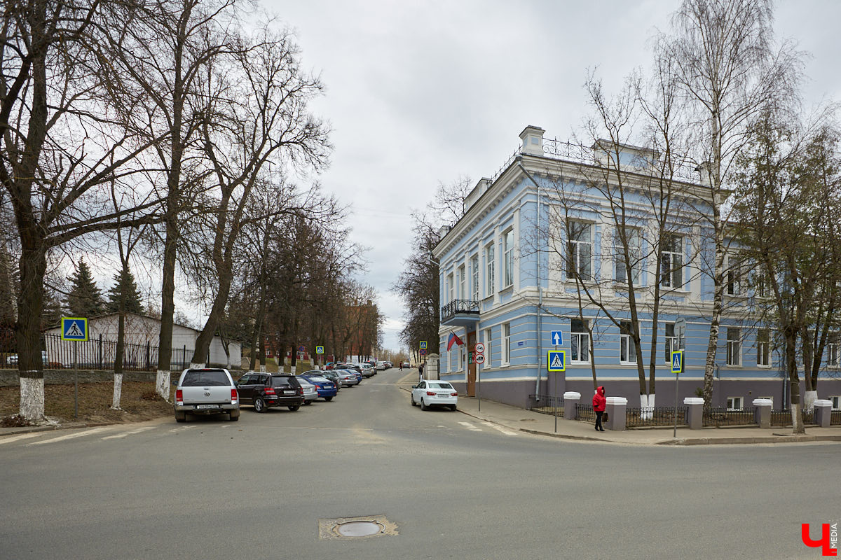 Вместе с экскурсоводом Владимиром Новиковым прошлись по нынешним улицам Дзержинского и Федосеева: нашли дом Лебедева-Полянского, определили самое старое дореволюционное здание и поискали привидений конспиративной квартиры на некогда Большой и Малой Мещанской.