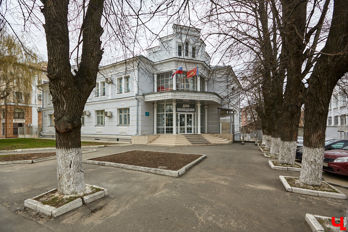 Вместе с экскурсоводом Владимиром Новиковым прошлись по нынешним улицам Дзержинского и Федосеева: нашли дом Лебедева-Полянского, определили самое старое дореволюционное здание и поискали привидений конспиративной квартиры на некогда Большой и Малой Мещанской.