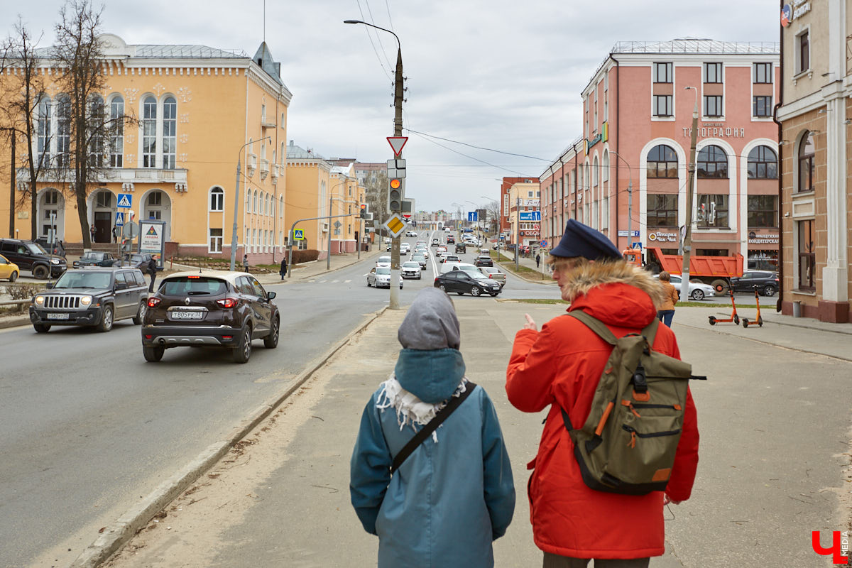 Вместе с экскурсоводом Владимиром Новиковым прошлись по нынешним улицам Дзержинского и Федосеева: нашли дом Лебедева-Полянского, определили самое старое дореволюционное здание и поискали привидений конспиративной квартиры на некогда Большой и Малой Мещанской.