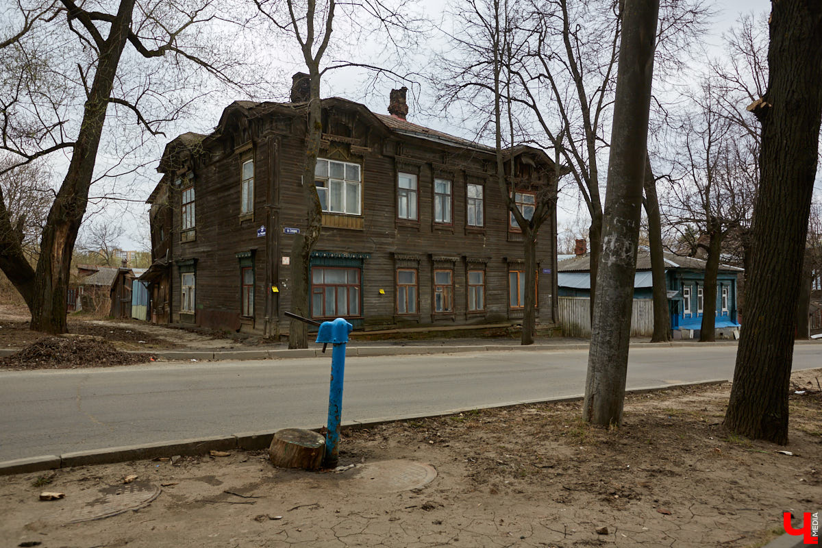 Вместе с экскурсоводом Владимиром Новиковым прошлись по нынешним улицам Дзержинского и Федосеева: нашли дом Лебедева-Полянского, определили самое старое дореволюционное здание и поискали привидений конспиративной квартиры на некогда Большой и Малой Мещанской.