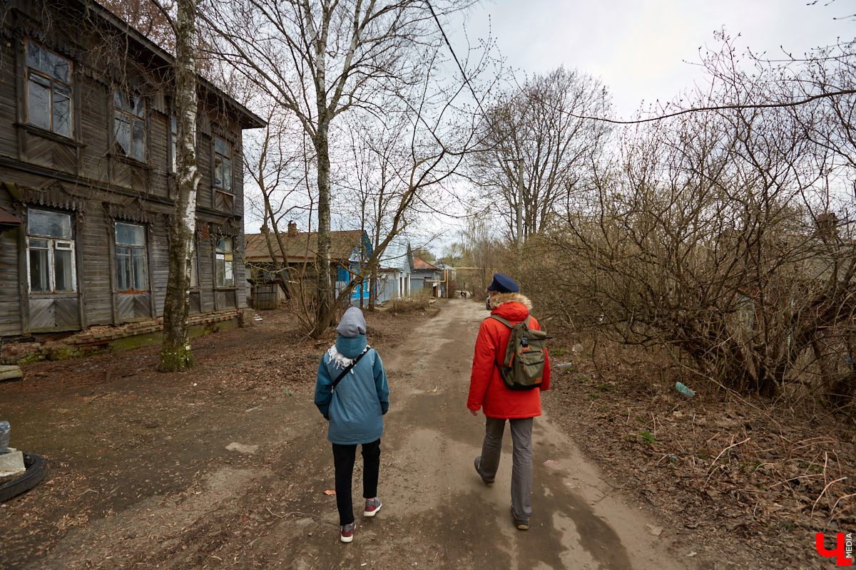 Вместе с экскурсоводом Владимиром Новиковым прошлись по нынешним улицам Дзержинского и Федосеева: нашли дом Лебедева-Полянского, определили самое старое дореволюционное здание и поискали привидений конспиративной квартиры на некогда Большой и Малой Мещанской.