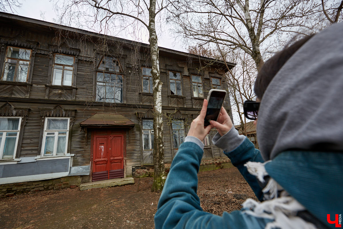 Вместе с экскурсоводом Владимиром Новиковым прошлись по нынешним улицам Дзержинского и Федосеева: нашли дом Лебедева-Полянского, определили самое старое дореволюционное здание и поискали привидений конспиративной квартиры на некогда Большой и Малой Мещанской.