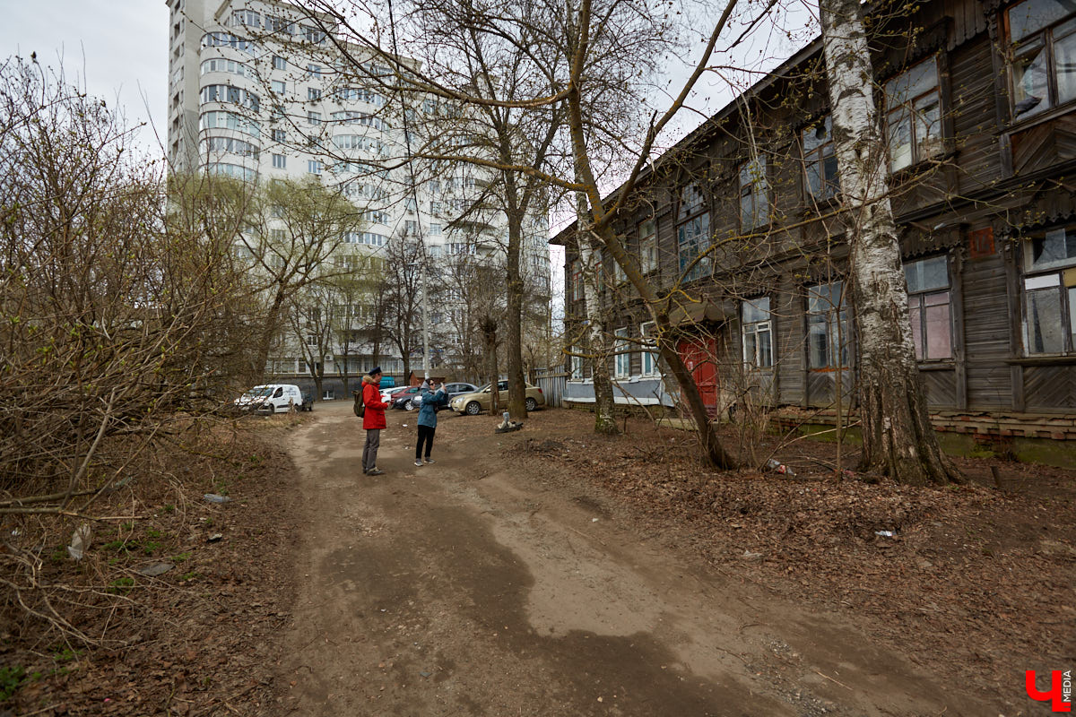 Вместе с экскурсоводом Владимиром Новиковым прошлись по нынешним улицам Дзержинского и Федосеева: нашли дом Лебедева-Полянского, определили самое старое дореволюционное здание и поискали привидений конспиративной квартиры на некогда Большой и Малой Мещанской.