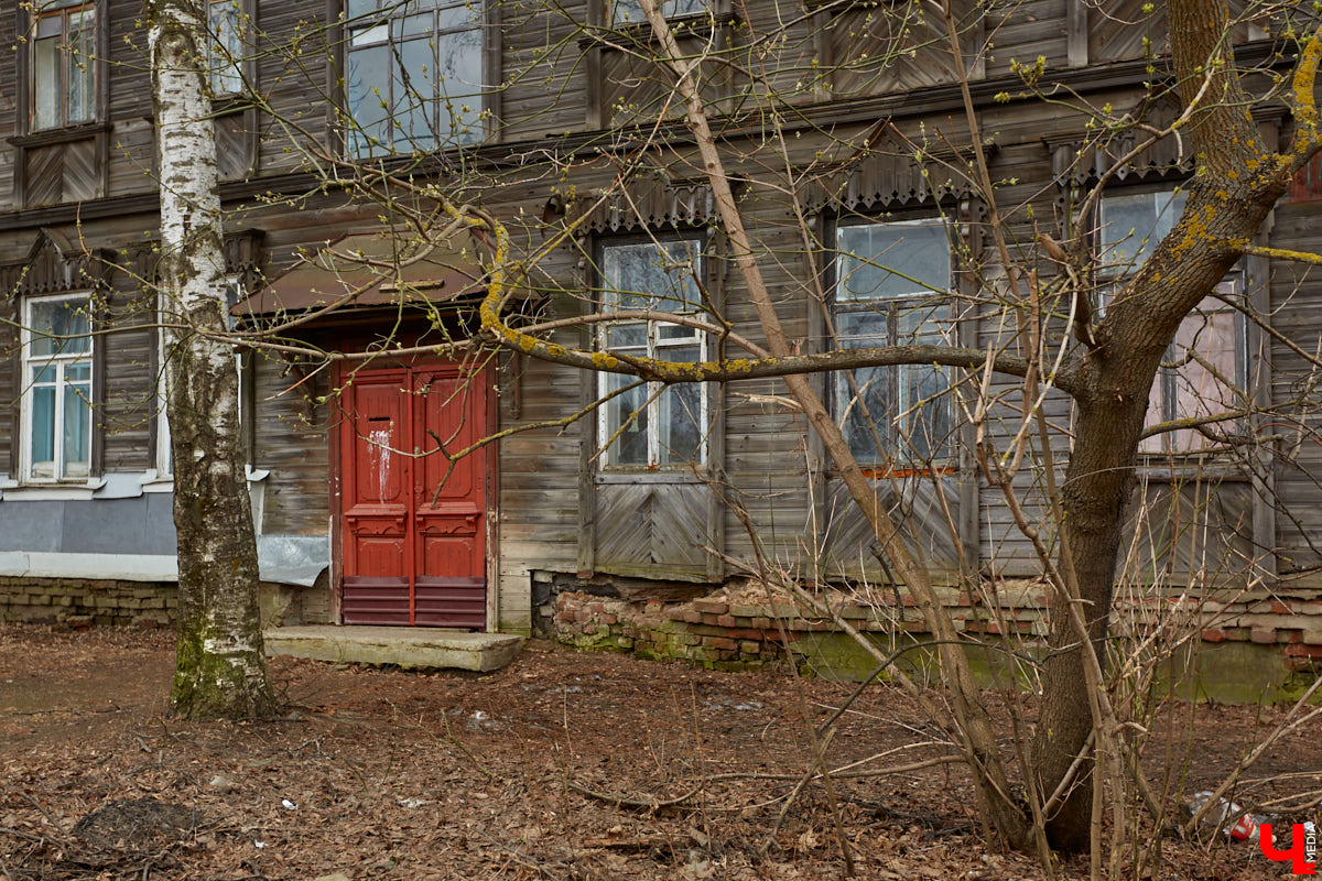 Вместе с экскурсоводом Владимиром Новиковым прошлись по нынешним улицам Дзержинского и Федосеева: нашли дом Лебедева-Полянского, определили самое старое дореволюционное здание и поискали привидений конспиративной квартиры на некогда Большой и Малой Мещанской.