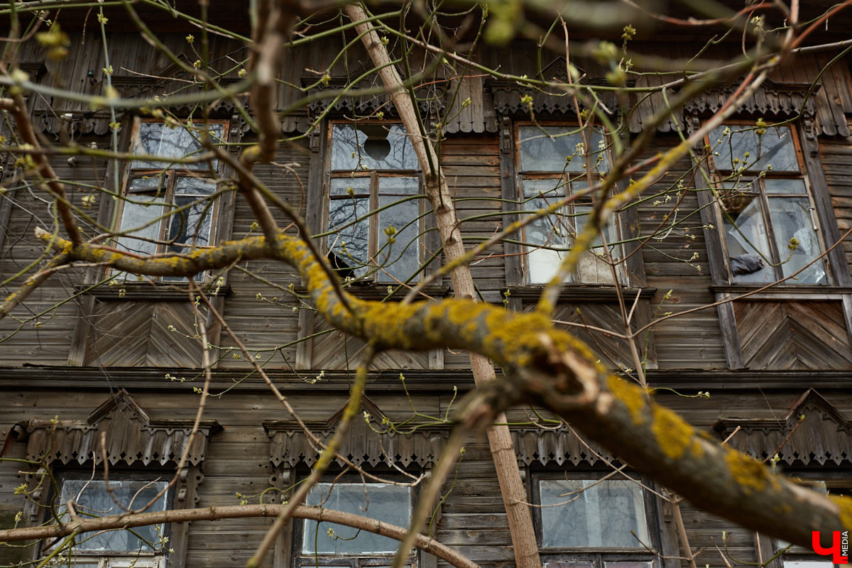 Вместе с экскурсоводом Владимиром Новиковым прошлись по нынешним улицам Дзержинского и Федосеева: нашли дом Лебедева-Полянского, определили самое старое дореволюционное здание и поискали привидений конспиративной квартиры на некогда Большой и Малой Мещанской.