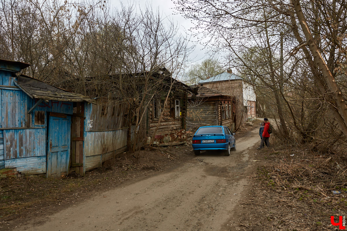 Вместе с экскурсоводом Владимиром Новиковым прошлись по нынешним улицам Дзержинского и Федосеева: нашли дом Лебедева-Полянского, определили самое старое дореволюционное здание и поискали привидений конспиративной квартиры на некогда Большой и Малой Мещанской.