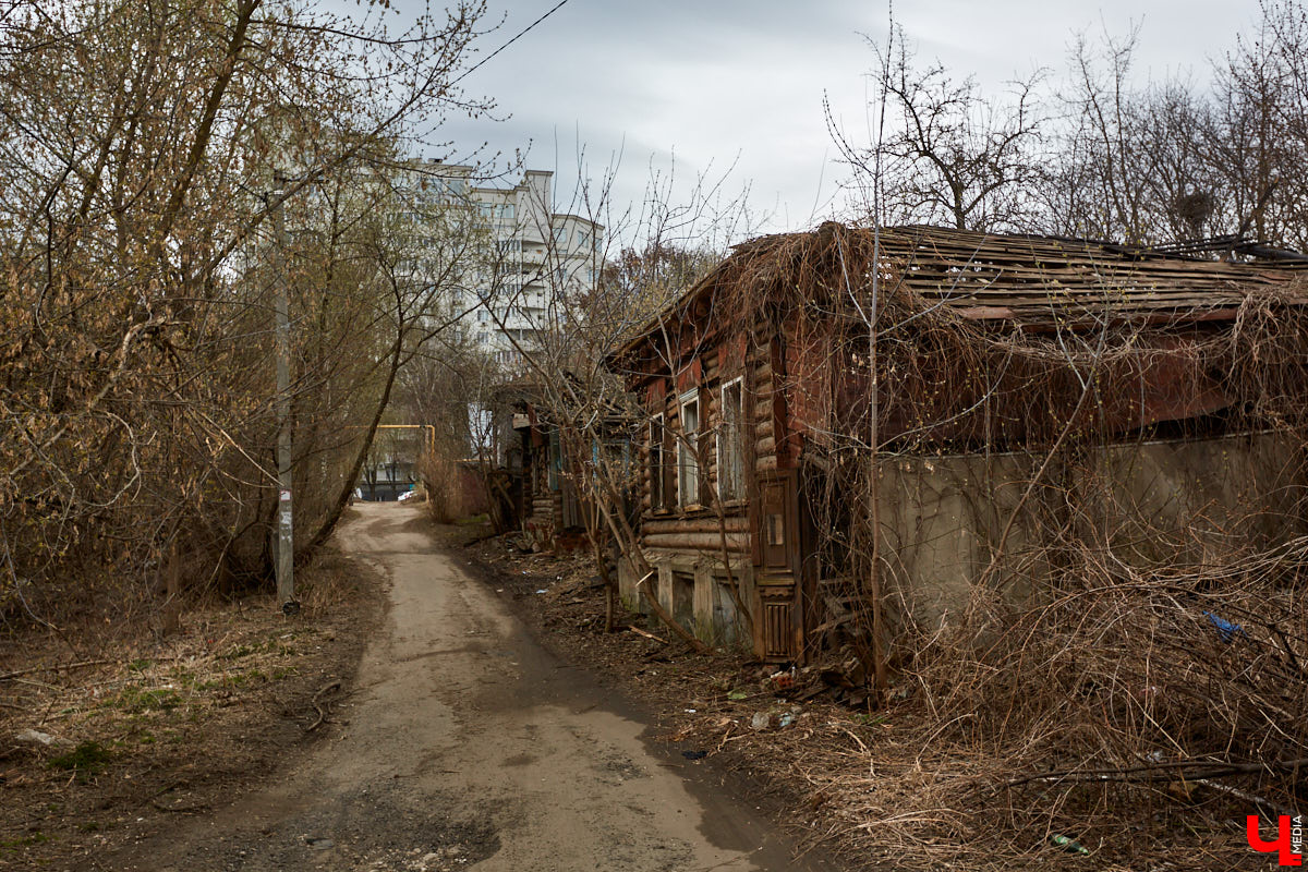 Вместе с экскурсоводом Владимиром Новиковым прошлись по нынешним улицам Дзержинского и Федосеева: нашли дом Лебедева-Полянского, определили самое старое дореволюционное здание и поискали привидений конспиративной квартиры на некогда Большой и Малой Мещанской.