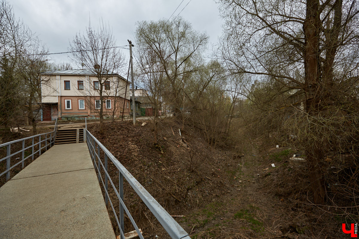 Вместе с экскурсоводом Владимиром Новиковым прошлись по нынешним улицам Дзержинского и Федосеева: нашли дом Лебедева-Полянского, определили самое старое дореволюционное здание и поискали привидений конспиративной квартиры на некогда Большой и Малой Мещанской.