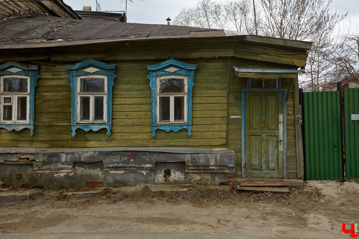 Вместе с экскурсоводом Владимиром Новиковым прошлись по нынешним улицам Дзержинского и Федосеева: нашли дом Лебедева-Полянского, определили самое старое дореволюционное здание и поискали привидений конспиративной квартиры на некогда Большой и Малой Мещанской.