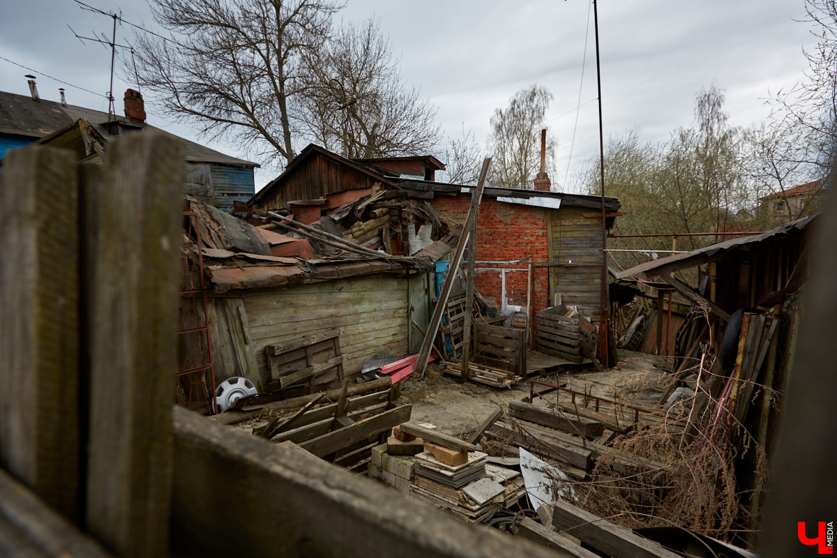 Вместе с экскурсоводом Владимиром Новиковым прошлись по нынешним улицам Дзержинского и Федосеева: нашли дом Лебедева-Полянского, определили самое старое дореволюционное здание и поискали привидений конспиративной квартиры на некогда Большой и Малой Мещанской.