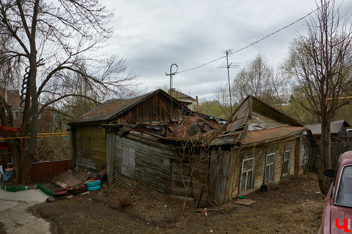 Вместе с экскурсоводом Владимиром Новиковым прошлись по нынешним улицам Дзержинского и Федосеева: нашли дом Лебедева-Полянского, определили самое старое дореволюционное здание и поискали привидений конспиративной квартиры на некогда Большой и Малой Мещанской.