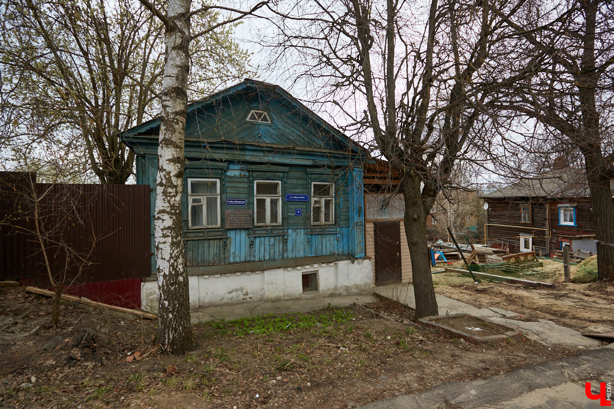 Вместе с экскурсоводом Владимиром Новиковым прошлись по нынешним улицам Дзержинского и Федосеева: нашли дом Лебедева-Полянского, определили самое старое дореволюционное здание и поискали привидений конспиративной квартиры на некогда Большой и Малой Мещанской.