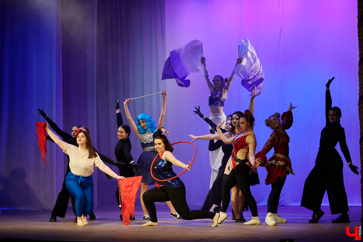 Студенты ждали своей «Весны» два года. Все это время они копили и шлифовали творческий материал. И вот, наконец, вышли на сцену ГДК, чтобы показать его. Смотрите, как прошел гала-концерт «Студенческой весны»!