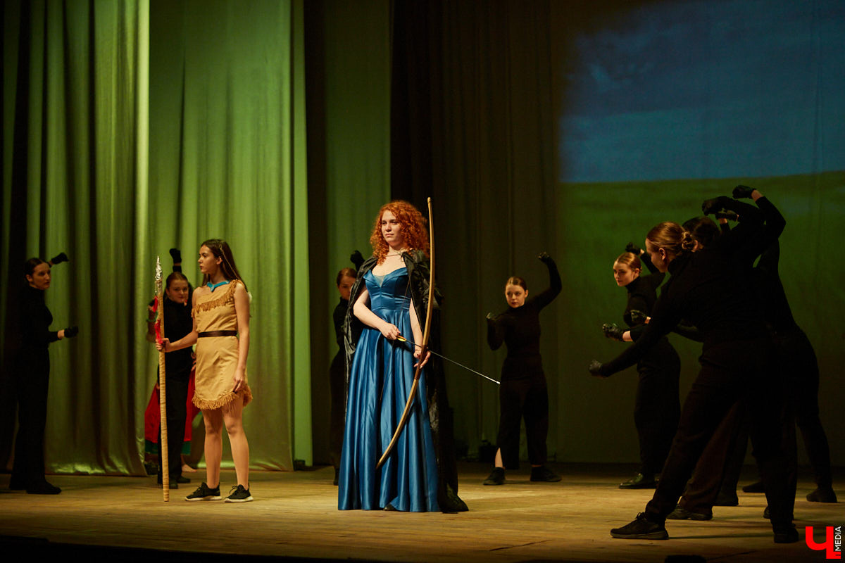 Студенты ждали своей «Весны» два года. Все это время они копили и шлифовали творческий материал. И вот, наконец, вышли на сцену ГДК, чтобы показать его. Смотрите, как прошел гала-концерт «Студенческой весны»!