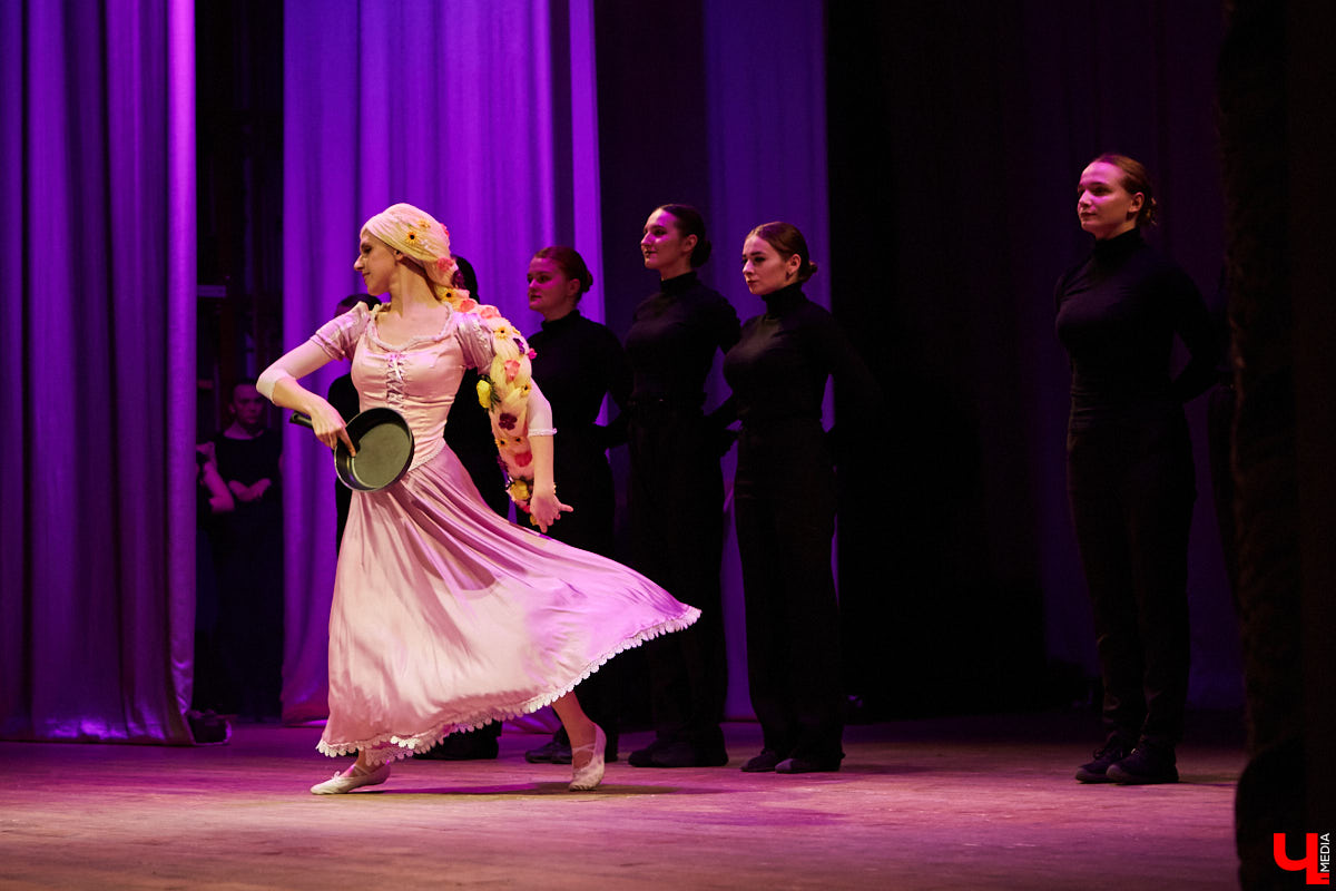 Студенты ждали своей «Весны» два года. Все это время они копили и шлифовали творческий материал. И вот, наконец, вышли на сцену ГДК, чтобы показать его. Смотрите, как прошел гала-концерт «Студенческой весны»!