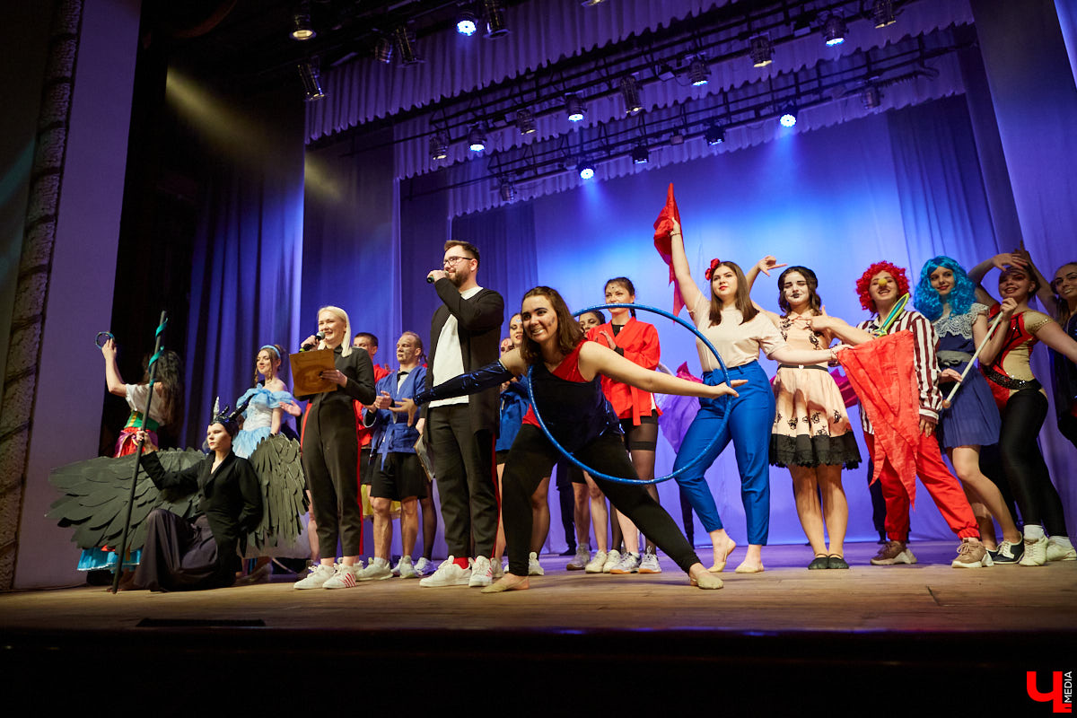 Студенты ждали своей «Весны» два года. Все это время они копили и шлифовали творческий материал. И вот, наконец, вышли на сцену ГДК, чтобы показать его. Смотрите, как прошел гала-концерт «Студенческой весны»!