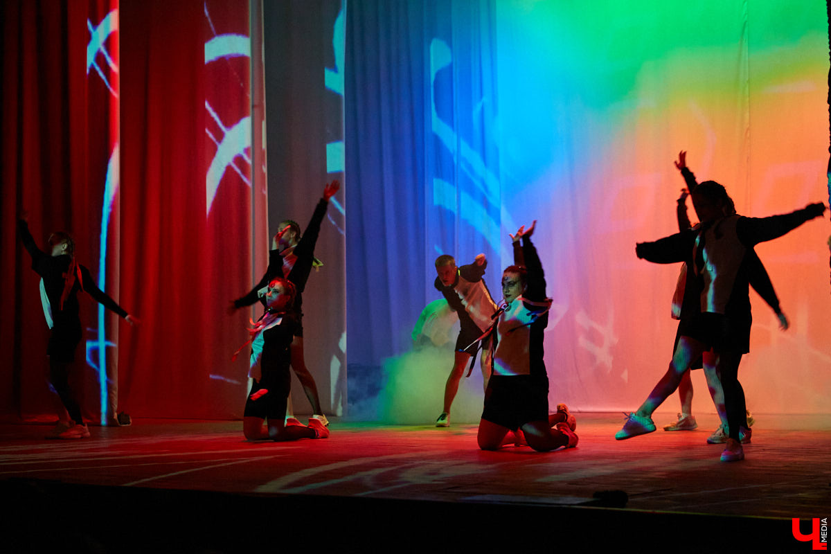 Студенты ждали своей «Весны» два года. Все это время они копили и шлифовали творческий материал. И вот, наконец, вышли на сцену ГДК, чтобы показать его. Смотрите, как прошел гала-концерт «Студенческой весны»!