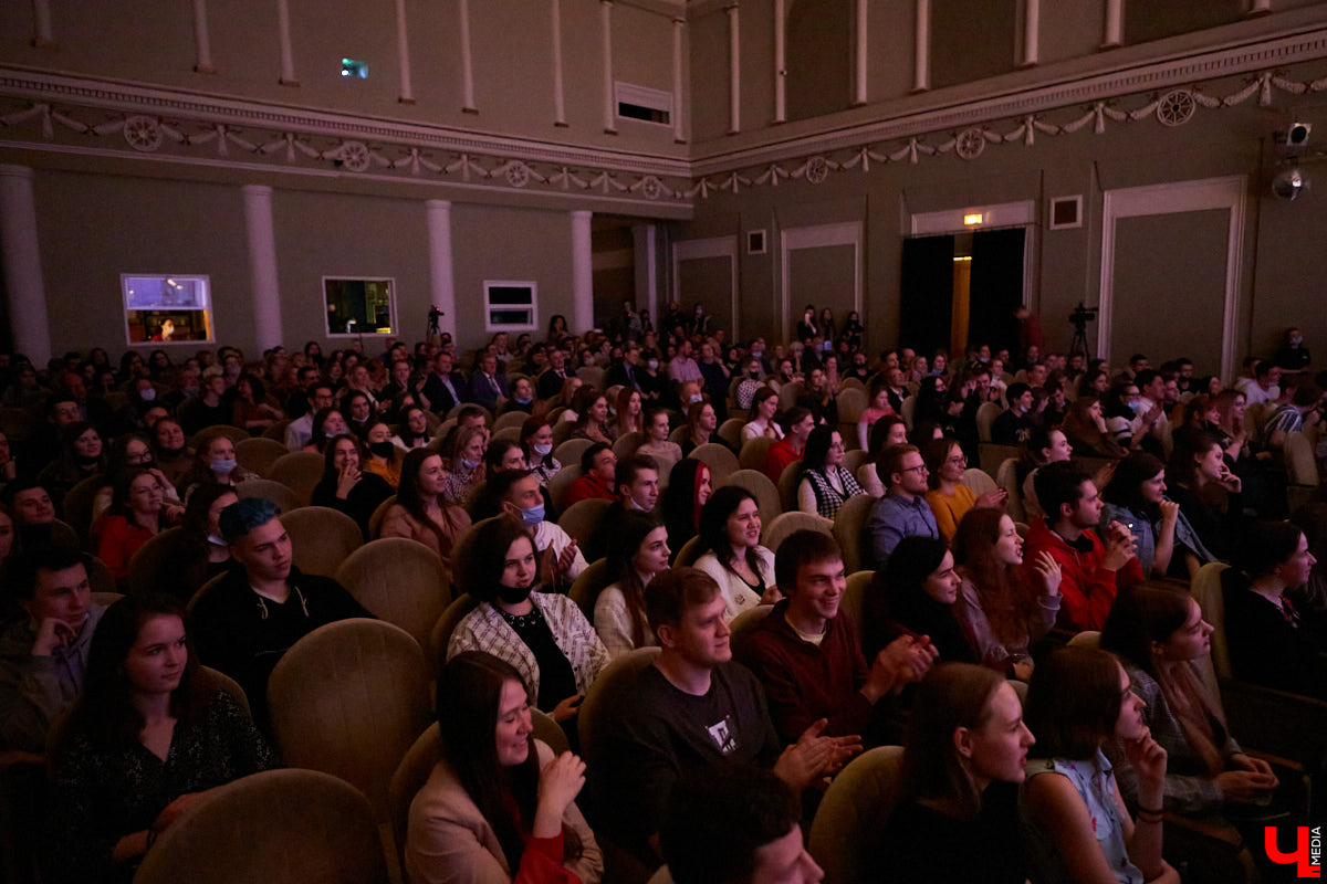 Студенты ждали своей «Весны» два года. Все это время они копили и шлифовали творческий материал. И вот, наконец, вышли на сцену ГДК, чтобы показать его. Смотрите, как прошел гала-концерт «Студенческой весны»!