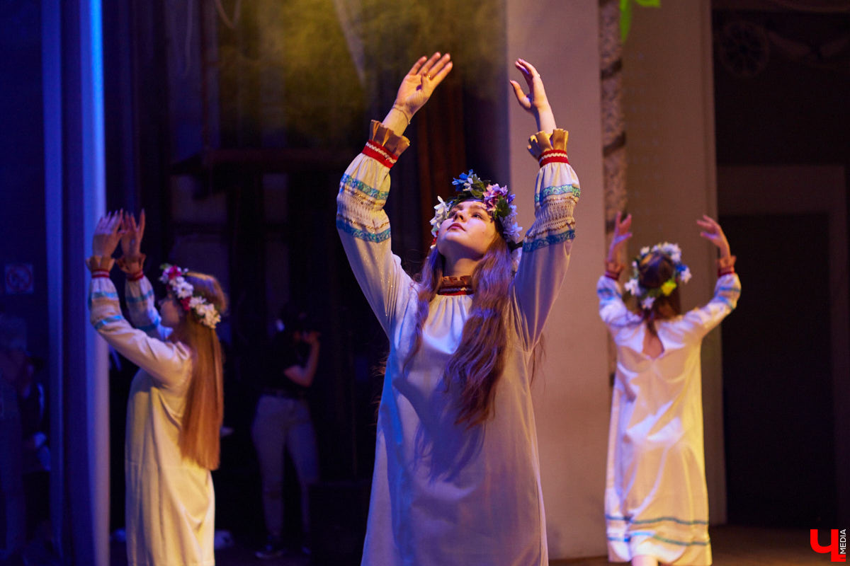 Студенты ждали своей «Весны» два года. Все это время они копили и шлифовали творческий материал. И вот, наконец, вышли на сцену ГДК, чтобы показать его. Смотрите, как прошел гала-концерт «Студенческой весны»!