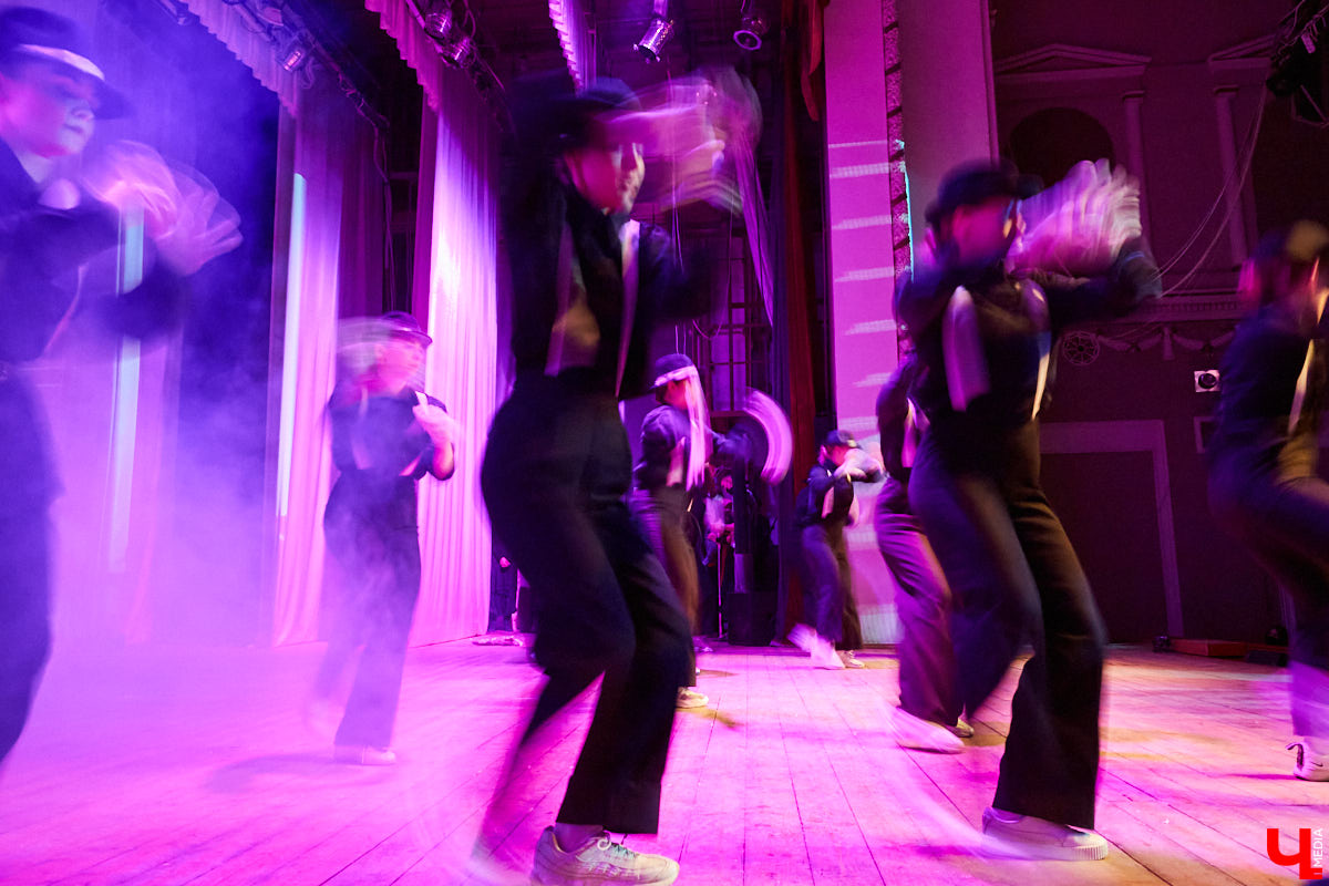 Студенты ждали своей «Весны» два года. Все это время они копили и шлифовали творческий материал. И вот, наконец, вышли на сцену ГДК, чтобы показать его. Смотрите, как прошел гала-концерт «Студенческой весны»!