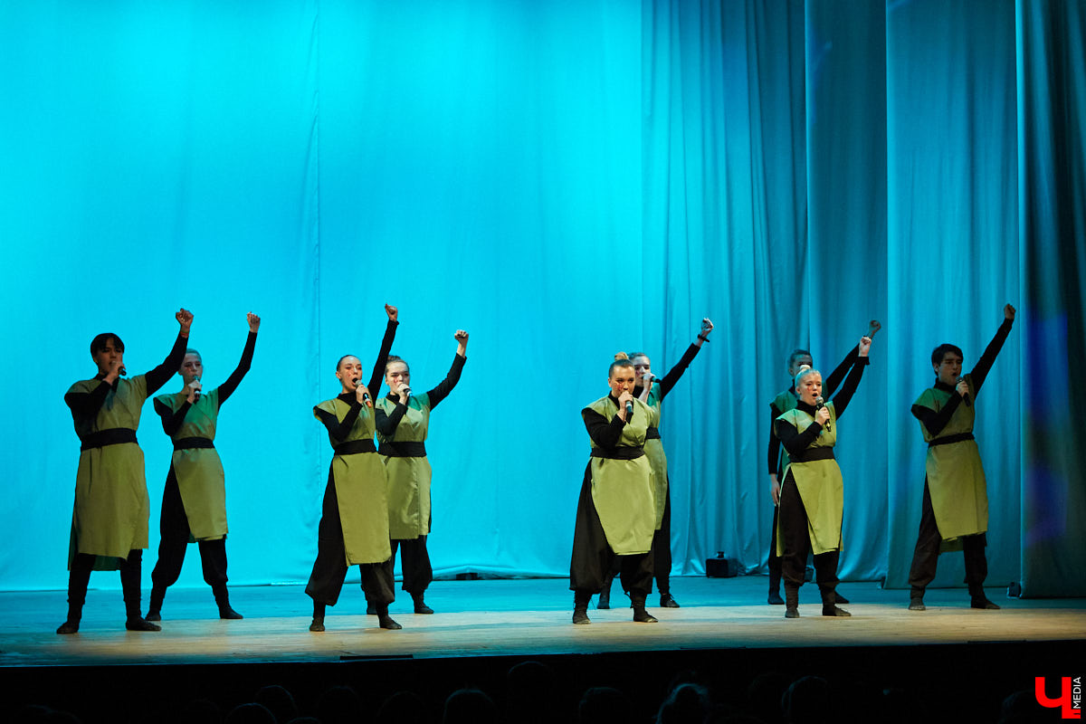 Студенты ждали своей «Весны» два года. Все это время они копили и шлифовали творческий материал. И вот, наконец, вышли на сцену ГДК, чтобы показать его. Смотрите, как прошел гала-концерт «Студенческой весны»!