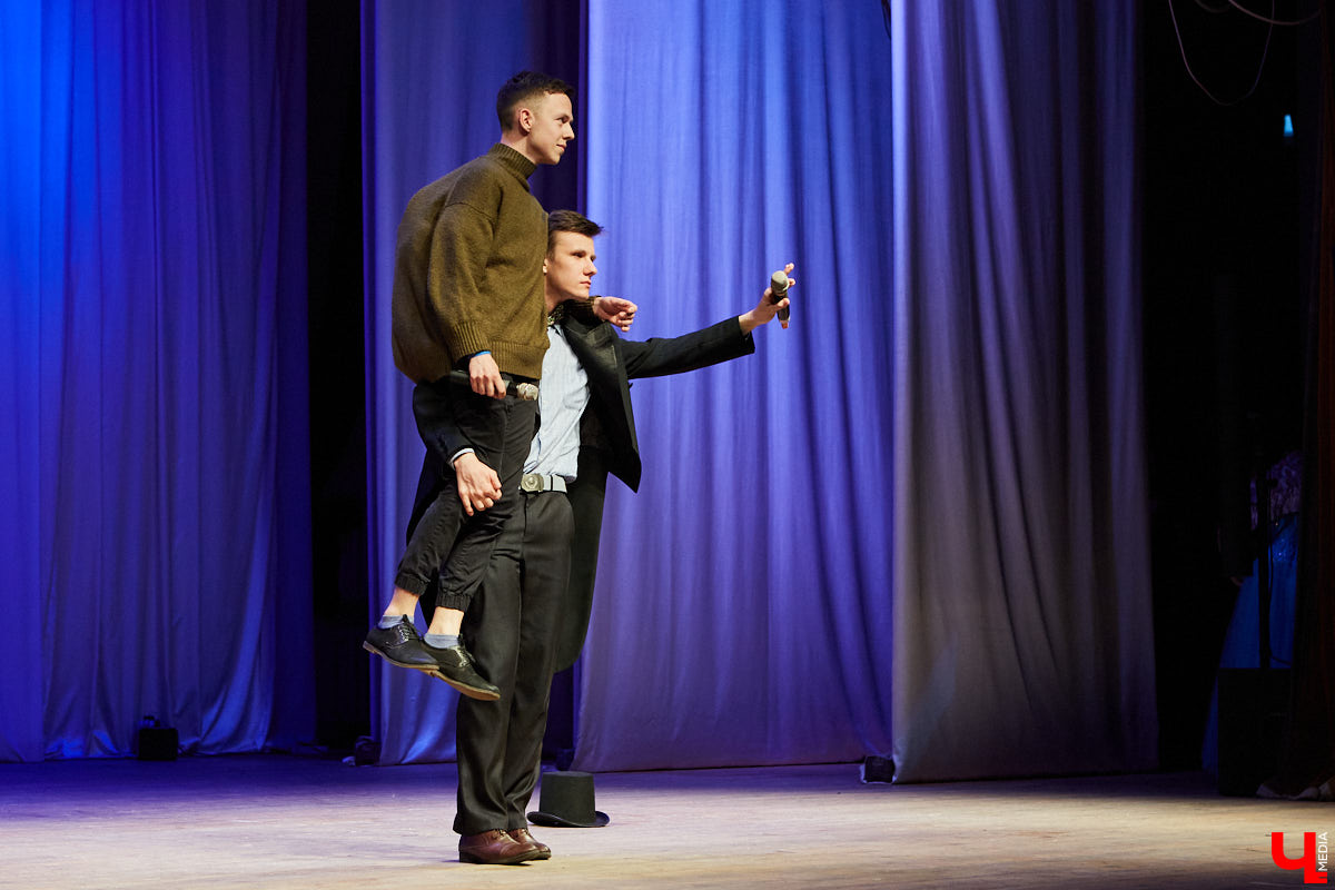 Студенты ждали своей «Весны» два года. Все это время они копили и шлифовали творческий материал. И вот, наконец, вышли на сцену ГДК, чтобы показать его. Смотрите, как прошел гала-концерт «Студенческой весны»!