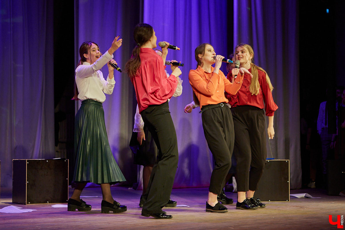 Студенты ждали своей «Весны» два года. Все это время они копили и шлифовали творческий материал. И вот, наконец, вышли на сцену ГДК, чтобы показать его. Смотрите, как прошел гала-концерт «Студенческой весны»!