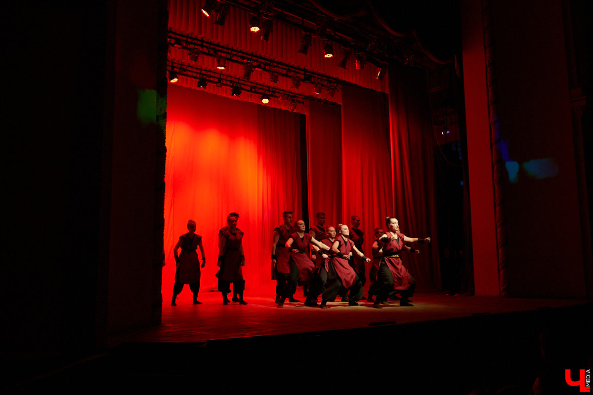 Студенты ждали своей «Весны» два года. Все это время они копили и шлифовали творческий материал. И вот, наконец, вышли на сцену ГДК, чтобы показать его. Смотрите, как прошел гала-концерт «Студенческой весны»!