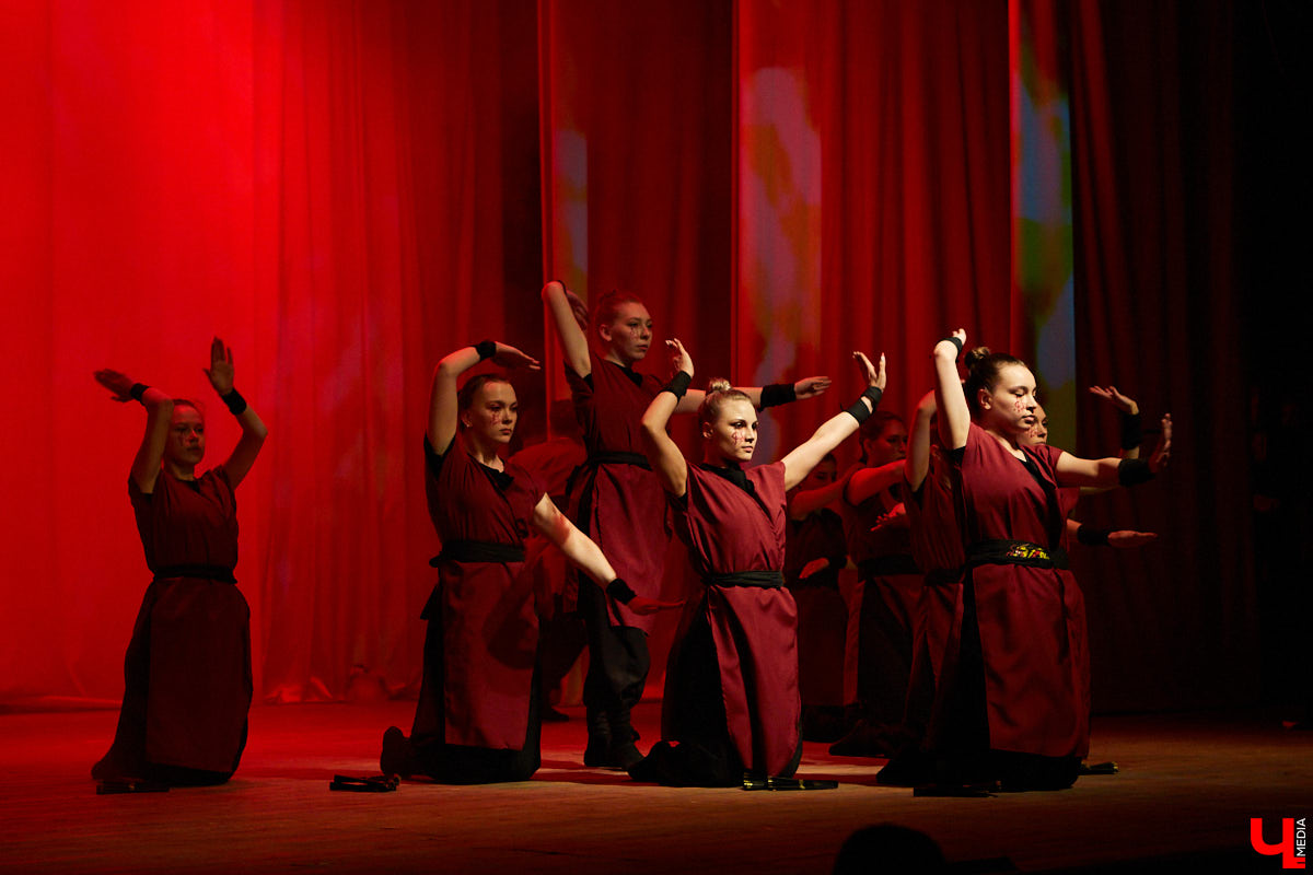 Студенты ждали своей «Весны» два года. Все это время они копили и шлифовали творческий материал. И вот, наконец, вышли на сцену ГДК, чтобы показать его. Смотрите, как прошел гала-концерт «Студенческой весны»!