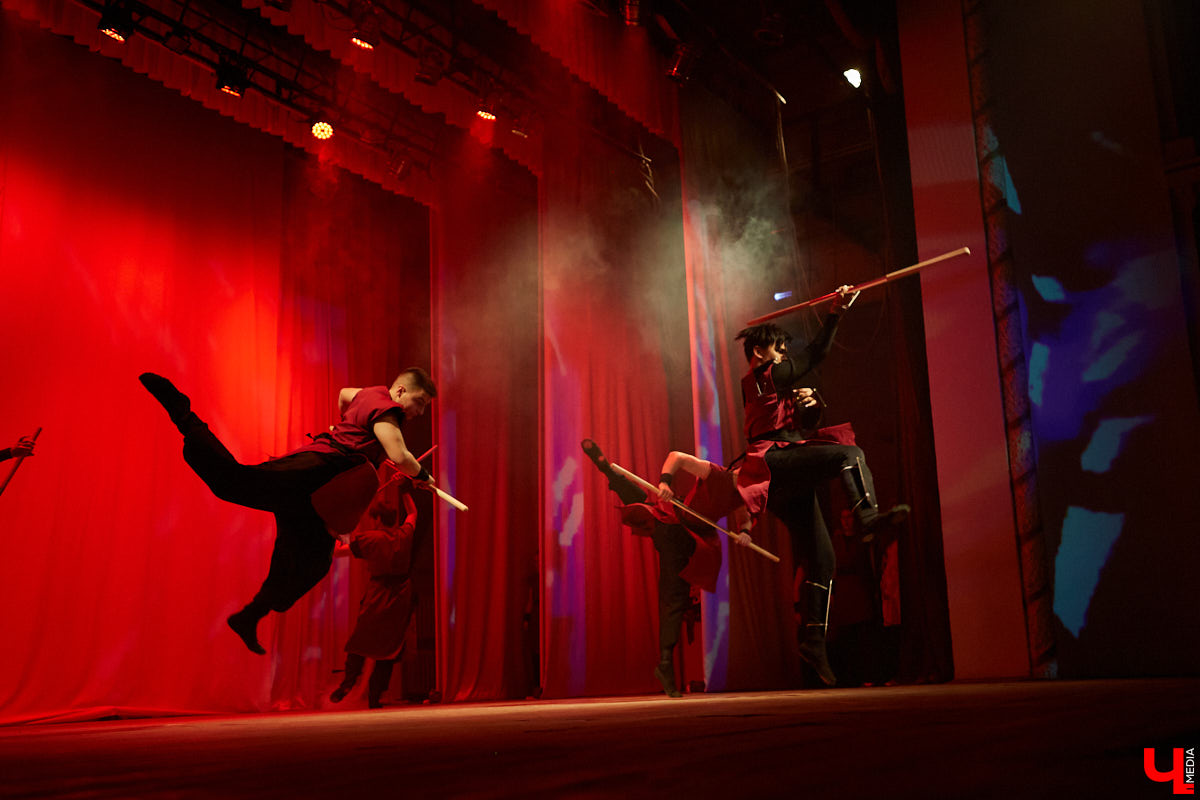 Студенты ждали своей «Весны» два года. Все это время они копили и шлифовали творческий материал. И вот, наконец, вышли на сцену ГДК, чтобы показать его. Смотрите, как прошел гала-концерт «Студенческой весны»!