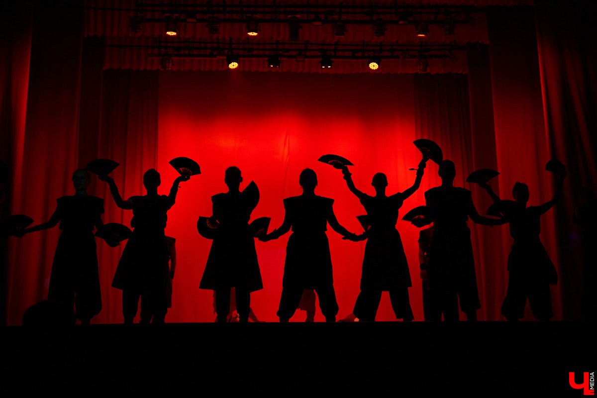 Студенты ждали своей «Весны» два года. Все это время они копили и шлифовали творческий материал. И вот, наконец, вышли на сцену ГДК, чтобы показать его. Смотрите, как прошел гала-концерт «Студенческой весны»!