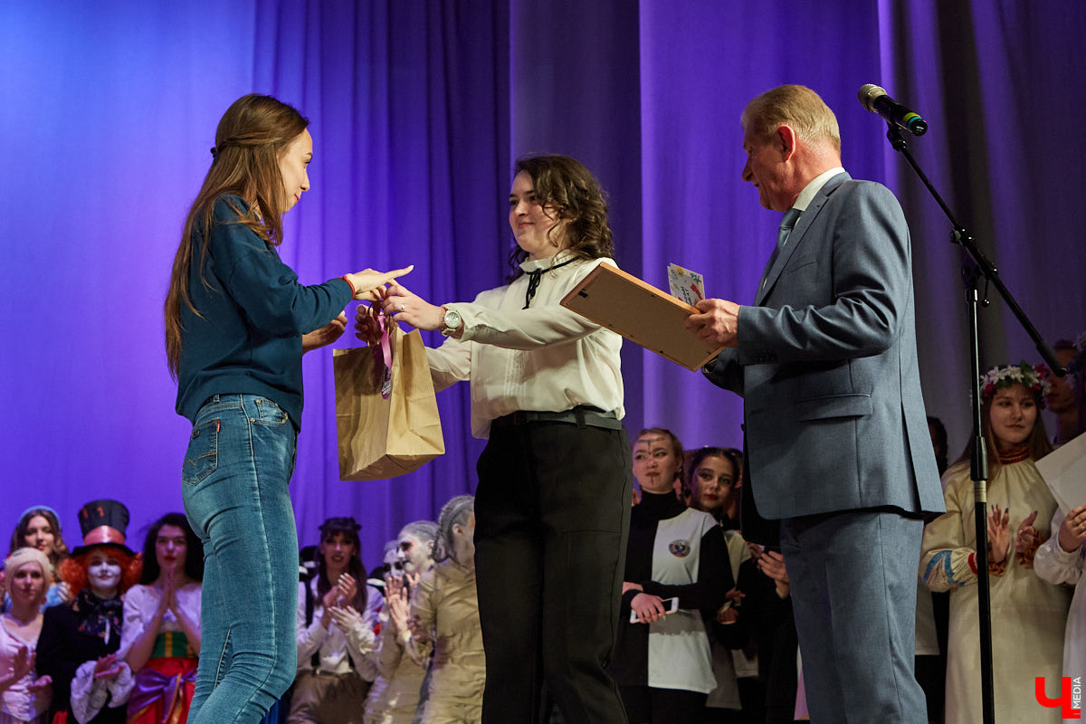 Студенты ждали своей «Весны» два года. Все это время они копили и шлифовали творческий материал. И вот, наконец, вышли на сцену ГДК, чтобы показать его. Смотрите, как прошел гала-концерт «Студенческой весны»!