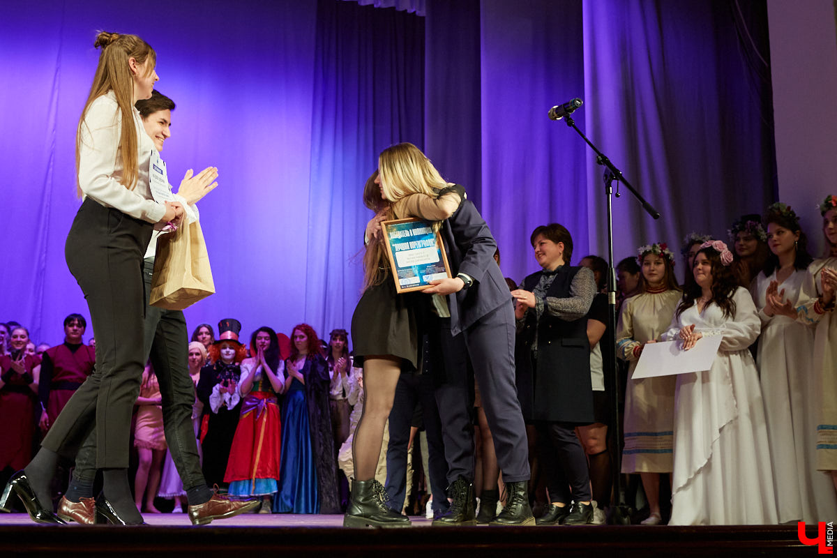 Студенты ждали своей «Весны» два года. Все это время они копили и шлифовали творческий материал. И вот, наконец, вышли на сцену ГДК, чтобы показать его. Смотрите, как прошел гала-концерт «Студенческой весны»!