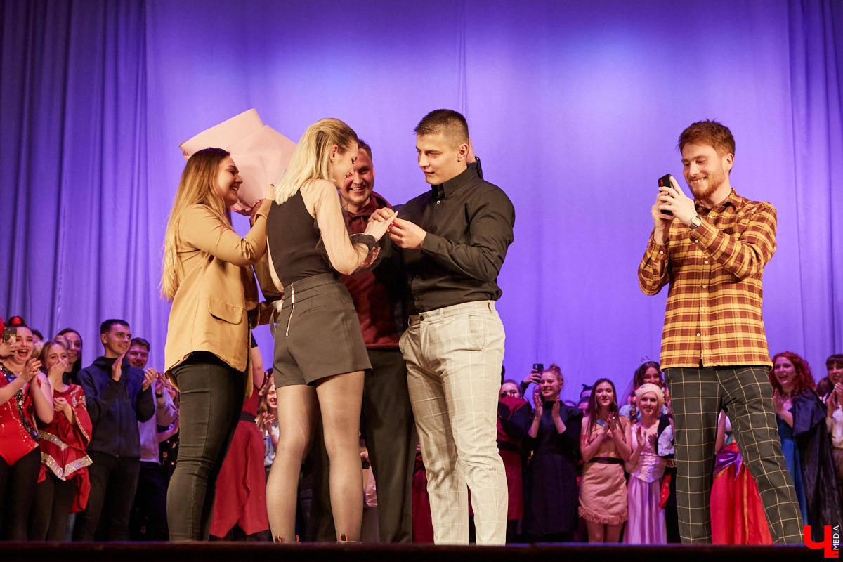 Студенты ждали своей «Весны» два года. Все это время они копили и шлифовали творческий материал. И вот, наконец, вышли на сцену ГДК, чтобы показать его. Смотрите, как прошел гала-концерт «Студенческой весны»!