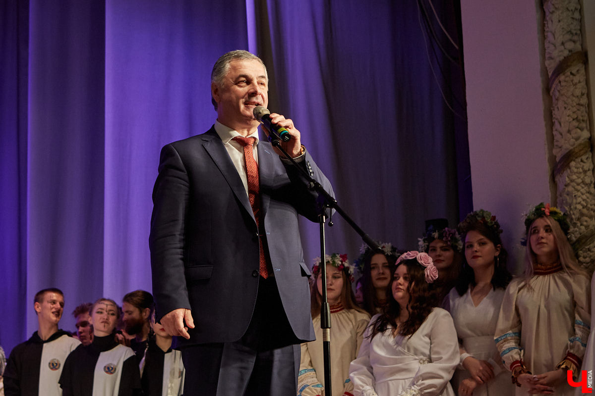 Студенты ждали своей «Весны» два года. Все это время они копили и шлифовали творческий материал. И вот, наконец, вышли на сцену ГДК, чтобы показать его. Смотрите, как прошел гала-концерт «Студенческой весны»!