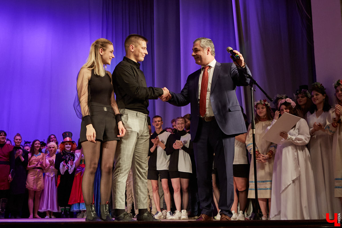 Студенты ждали своей «Весны» два года. Все это время они копили и шлифовали творческий материал. И вот, наконец, вышли на сцену ГДК, чтобы показать его. Смотрите, как прошел гала-концерт «Студенческой весны»!